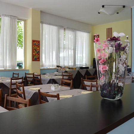 Urania Fogliano Marina Exterior foto